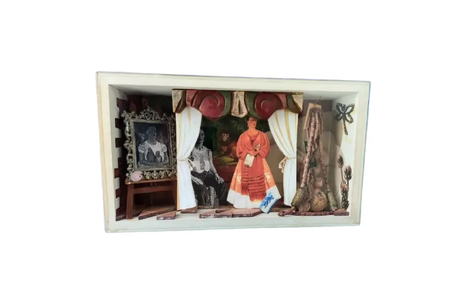 Foto de um(a) Diorama Frida Khalo, da categoria de Outros objetos decorativos. Diorama frida: a vida de frida khalo retratada pelo olhar do designer marcelus ribas, peça única. Caixas em mdp com vidro... Vendido no marketplace Trésors.