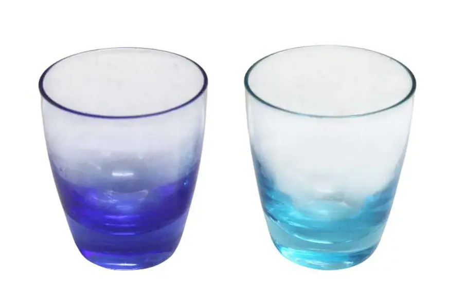 Foto de um(a) Conjunto de 05 copinhos coloridos, da categoria de Copos. Conjunto de 05 copinhos coloridos em vidro para licor. Medidas 4,5A X 5D. Mostrado de uma perspectiva diferente. Vendido no marketplace Trésors.