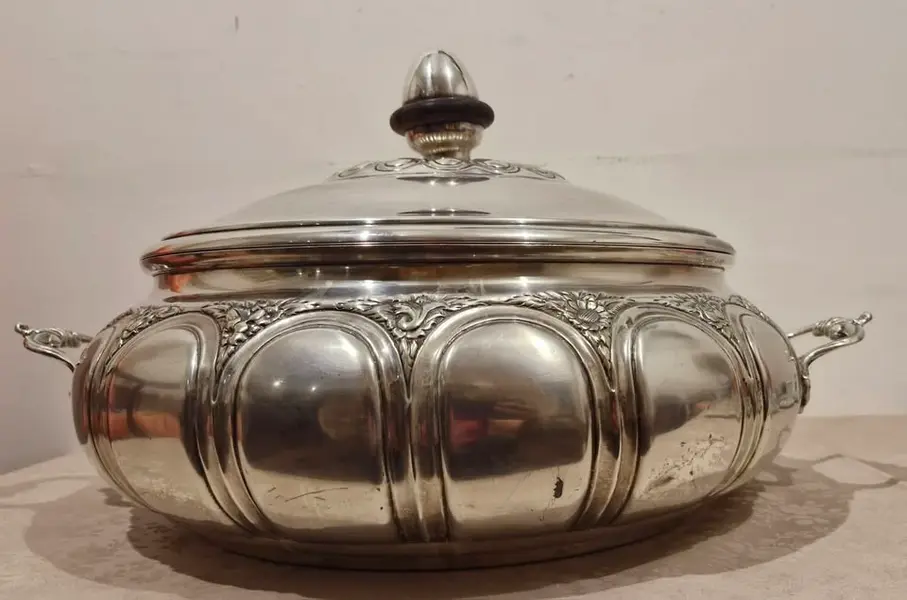 Foto de um(a) Grande e Imponente Sopeira Portuguesa Fernando Alves - Espessurada a prata, da categoria de Terrinas de sopa. Extraordinária sopeira portuguesa banhada a prata, marca Fernando Alves, toda trabalhada, bem grande com capacidade de 10... Mostrado de uma perspectiva diferente. Vendido no marketplace Trésors.