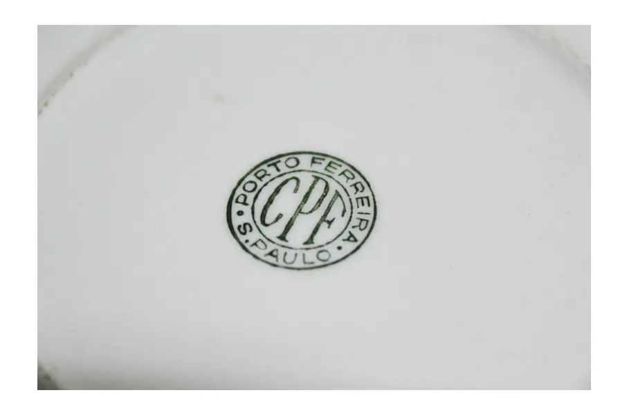 Foto de um(a) Xícara de chá em louça PORTO FERREIRA, da categoria de Xícaras. Linda e imponente xícara de chá para coleção em louça, com decoração floral em policromia e filetes dourados. Da manufatura... Mostrado de uma perspectiva diferente. Vendido no marketplace Trésors.