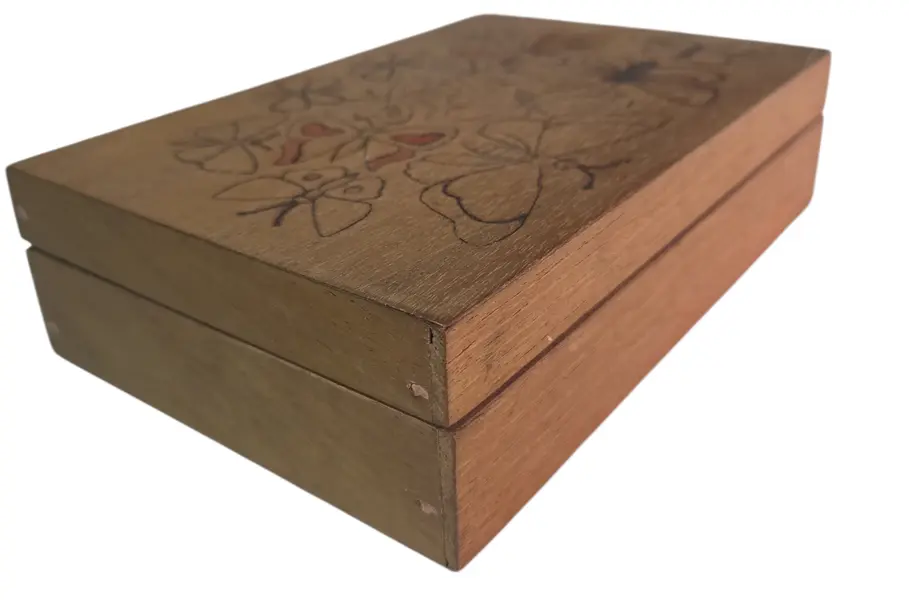 Foto de um(a) Caixa para Joias em Madeira com Estampa de Borboletas, da categoria de Porta-Jóias. Organize suas joias com praticidade nesta linda caixa de madeira. A tampa decorada com borboletas confere um visual alegre e... Mostrado de uma perspectiva diferente. Vendido no marketplace Trésors.