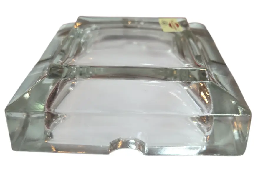 Foto de um(a) Cinzeiro Vidro Charuto, da categoria de Cinzeiros. Feito para o movimento. Este cinzeiro de vidro temperado foi projetado para aguentar o ritmo do dia a dia. Com bordas... Mostrado de uma perspectiva diferente. Vendido no marketplace Trésors.