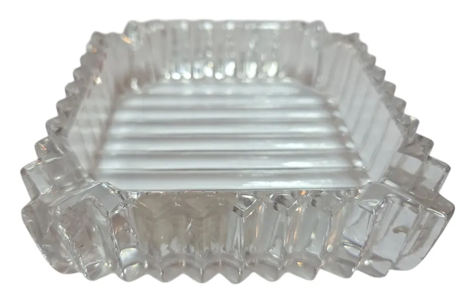 Foto de um(a) Cinzeiro Cristal - Geométrico, da categoria de Cinzeiros. O ápice da elegância funcional. Este cinzeiro é esculpido em cristal de alta transparência, apresentando lapidações... Mostrado de uma perspectiva diferente. Vendido no marketplace Trésors.