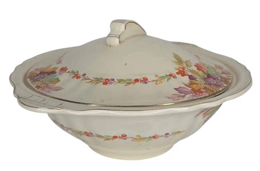 Foto de um(a) Sopeira Inglesa J&G Meakin Sunshine - Faiança "Autumn Fruits" com Friso a Ouro, da categoria de Terrinas de sopa. Belíssima sopeira antiga (terrina) em faiança inglesa, produzida pela renomada manufatura J&G Meakin, pertencente à icônica... Mostrado de uma perspectiva diferente. Vendido no marketplace Trésors.