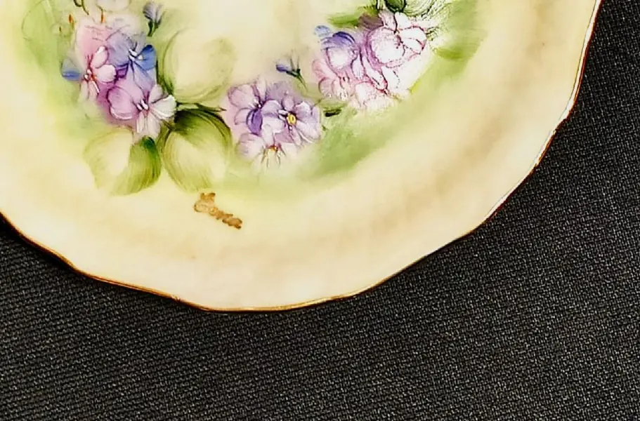 Foto de um(a) Prato Porcelana anos 70, da categoria de Pratos Decorativos. Prato em porcelana pintado a mão, com filete dourado na borda. Artista: erica, década de 1970. Diâmetro: 15 cm peso: 208g. Mostrado de uma perspectiva diferente. Vendido no marketplace Trésors.
