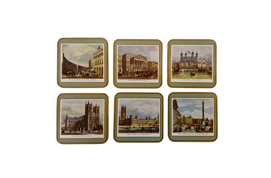 Foto de um(a) Raro jogo de porta-copos inglês ricamente ilustrado, da categoria de Porta-copos. Elegante conjunto de seis porta-copos que apresenta uma estética clássica e nostálgica, exibindo ilustrações detalhadas de... Vendido no marketplace Trésors.