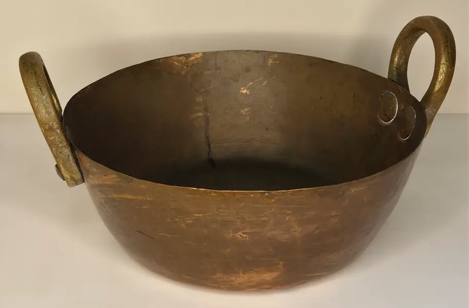 Foto de um(a) Tacho de Cobre Antigo, da categoria de Panelas. Peça clássica e robusta, ideal tanto para uso culinário quanto para decoração rústica e colecionismo. Mostrado de uma perspectiva diferente. Vendido no marketplace Trésors.