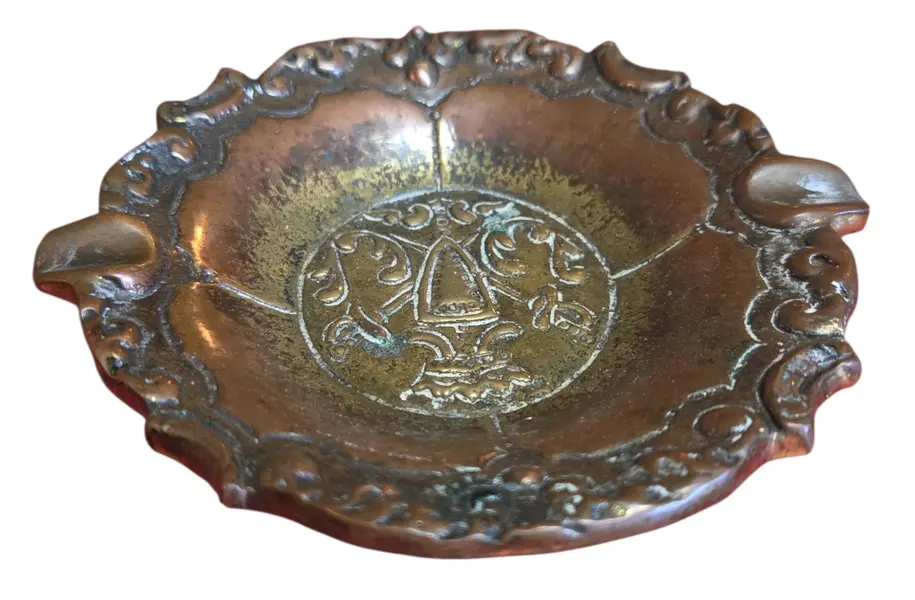 Foto de um(a) Cinzeiro em Cobre Maciço, da categoria de Cinzeiros. Destaque a sofisticação do metal puro em sua decoração. Este cinzeiro é confeccionado em cobre maciço de alta qualidade,... Vendido no marketplace Trésors.