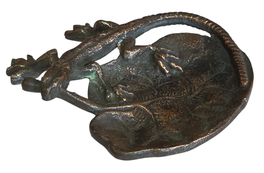 Foto de um(a) Antigo Cinzeiro em Bronze – Lagarto, da categoria de Cinzeiros. Encantador e raro cinzeiro antigo de mesa confeccionado em bronze, apresentando uma belíssima pátina escura natural do... Vendido no marketplace Trésors.