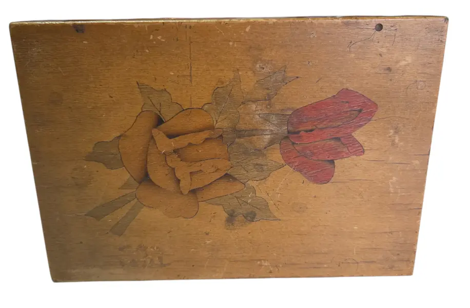 Foto de um(a) Porta-Joias Luxo em Marchetaria – Detalhe Floral de Rosas na Tampa, da categoria de Porta-Jóias. Com a beleza clássica da marcenaria tradicional, este porta-joias destaca-se pela sua tampa ricamente trabalhada em... Mostrado de uma perspectiva diferente. Vendido no marketplace Trésors.