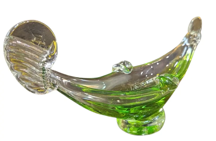 Foto de um(a) Cinzeiro em Cristal Murano Verde, da categoria de Cinzeiros. Adicione um toque de cor e brilho ao seu décor com este cinzeiro em Cristal Murano. Com seu design robusto e lapidação... Mostrado de uma perspectiva diferente. Vendido no marketplace Trésors.