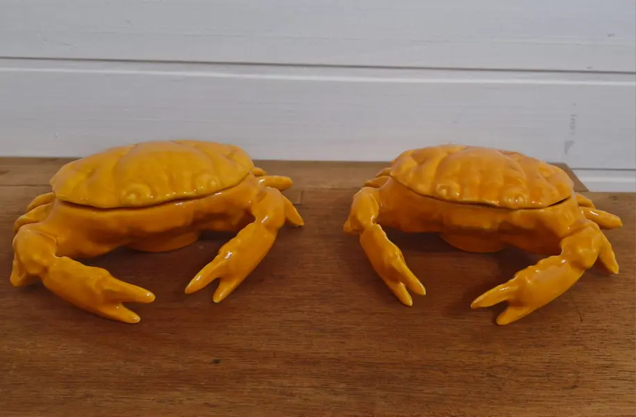 Foto de um(a) Par de petisqueiras em formato de Caranguejo, da categoria de Travessas e tigelas. Divertidas petisqueiras em formato de caranguejo. São peças que unem funcionalidade e um design lúdico, podendo ser ... Mostrado de uma perspectiva diferente. Vendido no marketplace Trésors.