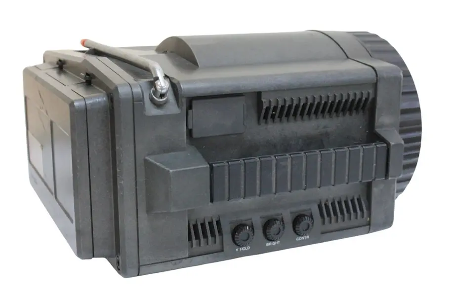 Foto de um(a) Antiga e rara televisão portátil da manufatura SONY TV, da categoria de Televisores. COLECIONISMO- Antiga e rara televisão portátil da manufatura SONY TV - 511 (TV RECEIVER OU MONITOR). Japonesa, design... Mostrado de uma perspectiva diferente. Vendido no marketplace Trésors.