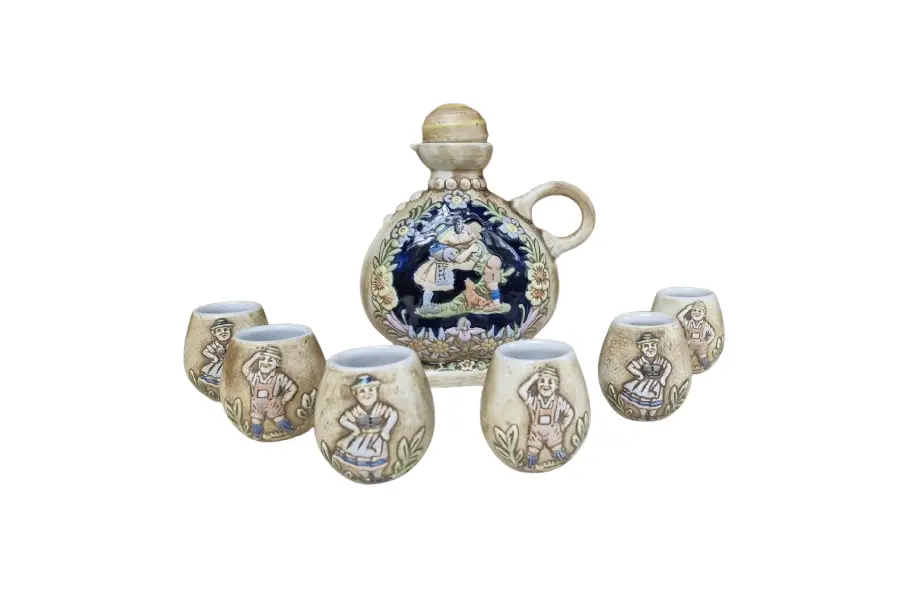 Foto de um(a) Antiga licoreira com 6 copinhos - Peça de coleção, da categoria de Conjuntos de servir. Raro e antigo conjunto de licoreira com 6 copinhos da marca Ceramarte, com trabalho em relevo em policromia, representando... Vendido no marketplace Trésors.