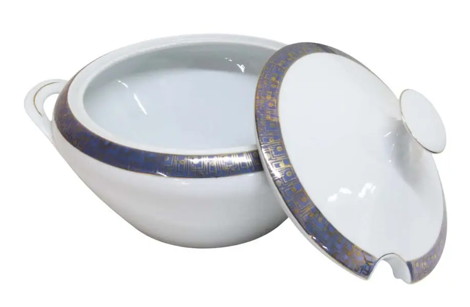 Foto de um(a) Sopeira em porcelana com douração, da categoria de Outros utensílios para servir. Sopeira em porcelana branca com decoração de barrado azul com douração. Da manufatura REAL SÃO PAULO MADE IN BRAZIL. ... Mostrado de uma perspectiva diferente. Vendido no marketplace Trésors.