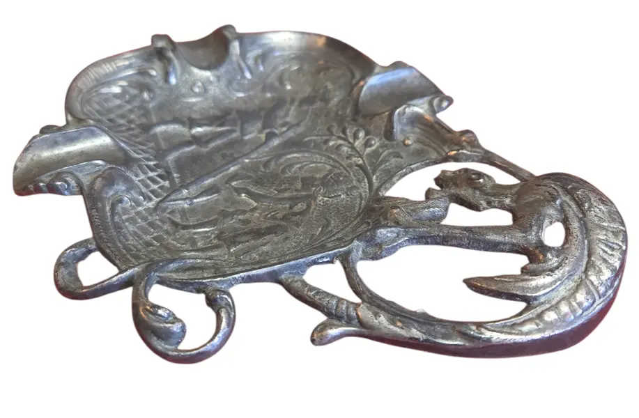 Foto de um(a) Cinzeiro Dragão em Metal Prateado, da categoria de Cinzeiros. Apresentamos um refinado cinzeiro de coleção, produzido em metal com acabamento oxidado. A peça destaca-se pela sua... Vendido no marketplace Trésors.