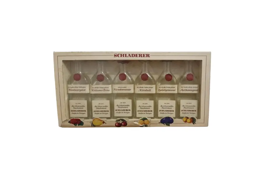 Foto de um(a) Rara coleção de aguardentes alemãs, da categoria de Destilados. Rara coleção composta por seis miniaturas de aguardentes de frutas da famosa destilaria alemã Schladerer, localizada em... Vendido no marketplace Trésors.