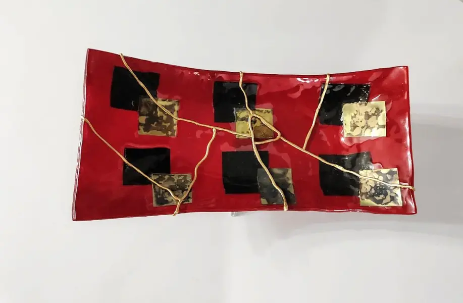 Foto de um(a) Centro de Mesa Técnica Japonesa Kintsugi, da categoria de Centro de mesa. Centro de mesa côncavo em sanduíche de vidro com incrustações de folha de ouro e simulação da técnica japonesa kintsugi.... Mostrado de uma perspectiva diferente. Vendido no marketplace Trésors.