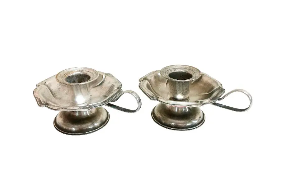 Foto de um(a) Par de palmatórias em metal espessurado a prata, da categoria de Castiçais. Par de palmatórias em metal espessurado a prata, borda ondulada em alto relevo e pega lateral. Da manufatura EBERLE. Medidas... Mostrado de uma perspectiva diferente. Vendido no marketplace Trésors.