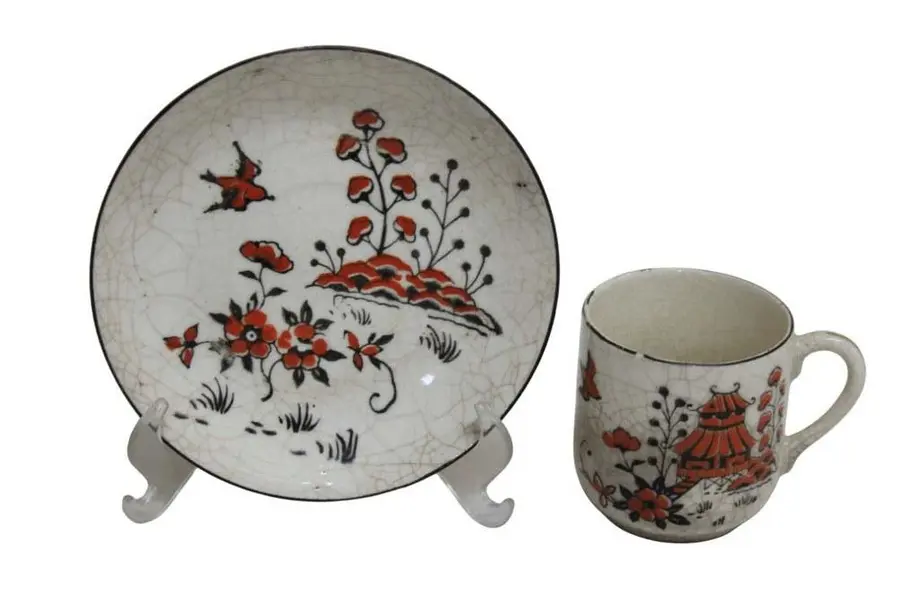 Foto de um(a) Antigo conjunto japonês com 8 peças, da categoria de Conjuntos de café e chá. Antigo conjunto para café com 8 peças em louça na tonalidade bege, com decoração típica oriental nas tonalidades laranja e... Mostrado de uma perspectiva diferente. Vendido no marketplace Trésors.