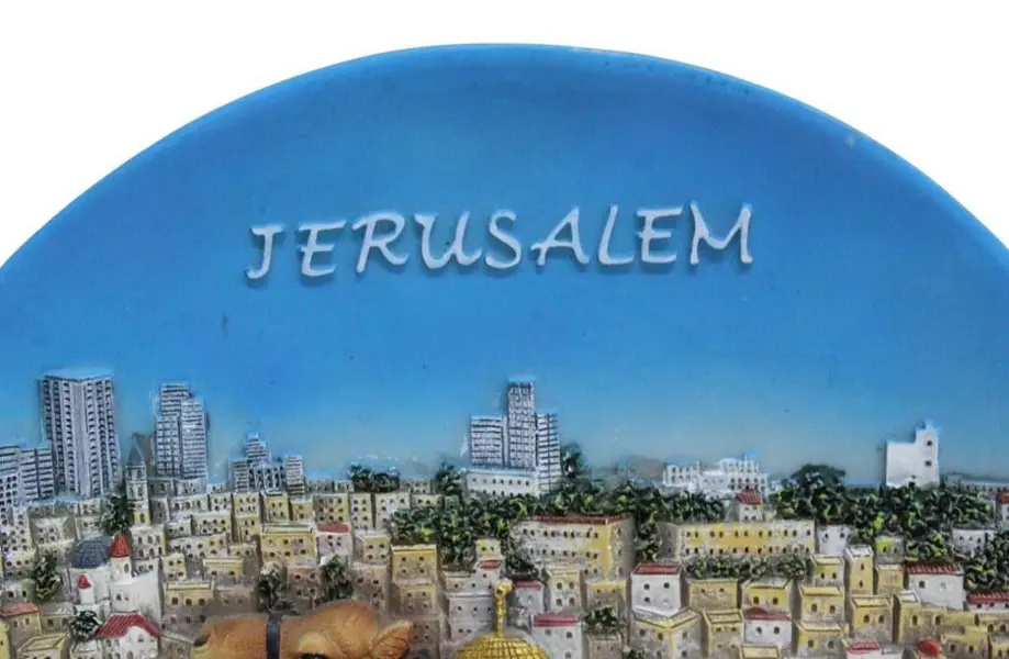 Foto de um(a) Prato ornamental Jerusalém, da categoria de Pratos Decorativos. Prato ornamental em matéria inorgânica, trazido de lembrança de viagem a Jerusalém . Medidas 20 cm de diâmetro. Mostrado de uma perspectiva diferente. Vendido no marketplace Trésors.