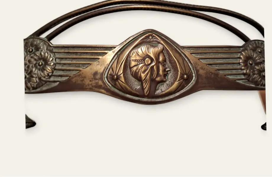 Foto de um(a) Porta-licoreira autêntica art nouveau, da categoria de Suportes para garrafas de vinho. AutênticO porta-licoreira em metal dourado, com suportes laterais para dois copos, base de espelho, todas em estilo art... Mostrado de uma perspectiva diferente. Vendido no marketplace Trésors.