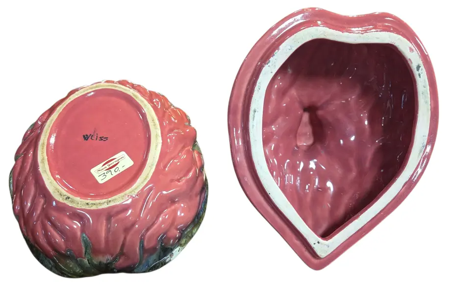 Foto de um(a) Antiga Bomboniere Cerâmica Weiss – Formato de Noz com Inseto, da categoria de Garrafas, potes e jarros. Rara e excêntrica bomboniere em cerâmica esmaltada, produzida pela renomada Cerâmica Weiss. Uma peça de colecionismo que... Mostrado de uma perspectiva diferente. Vendido no marketplace Trésors.