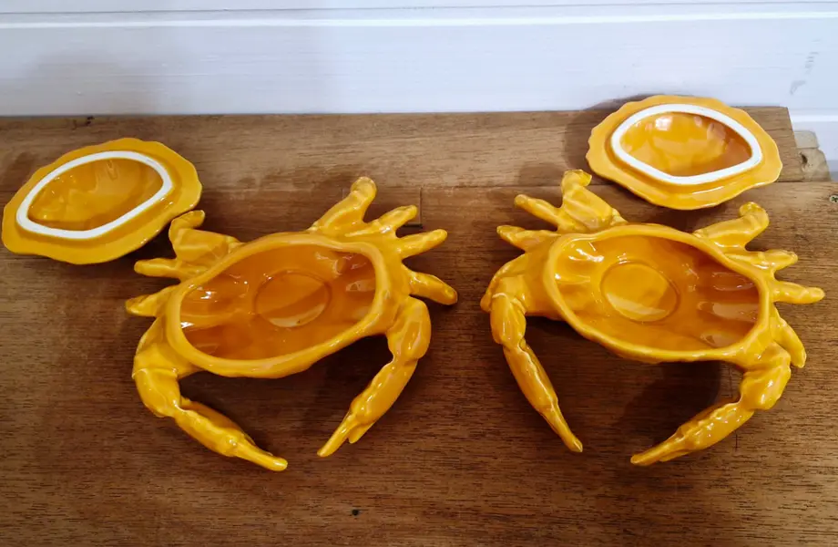 Foto de um(a) Par de petisqueiras em formato de Caranguejo, da categoria de Travessas e tigelas. Divertidas petisqueiras em formato de caranguejo. São peças que unem funcionalidade e um design lúdico, podendo ser ... Mostrado de uma perspectiva diferente. Vendido no marketplace Trésors.