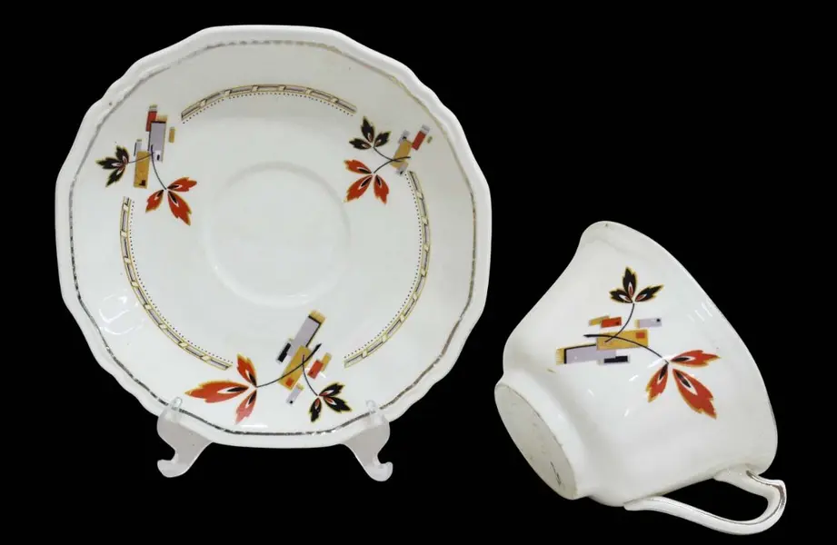 Foto de um(a) Par de xícaras inglesas para chá, da categoria de Xícaras. Delicado par de xícaras para chá inglesas, em louça na tonalidade creme. . Decoração no padrão Marigold, folhas estilizadas... Mostrado de uma perspectiva diferente. Vendido no marketplace Trésors.