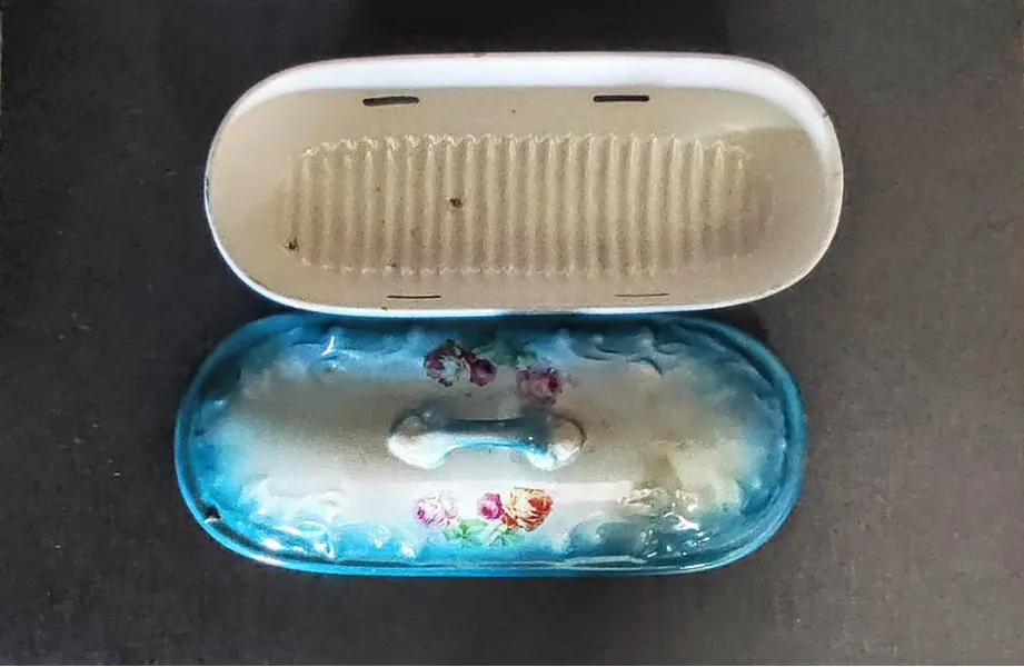 Foto de um(a) Porta Pente e Escova em Porcelana Francesa, Década de 1920, da categoria de Garrafas, potes e jarros. Porta pente e escova de cabelo em porcelana francesa policromada com motivos florais. Pertencente a um conjunto de toilette... Mostrado de uma perspectiva diferente. Vendido no marketplace Trésors.
