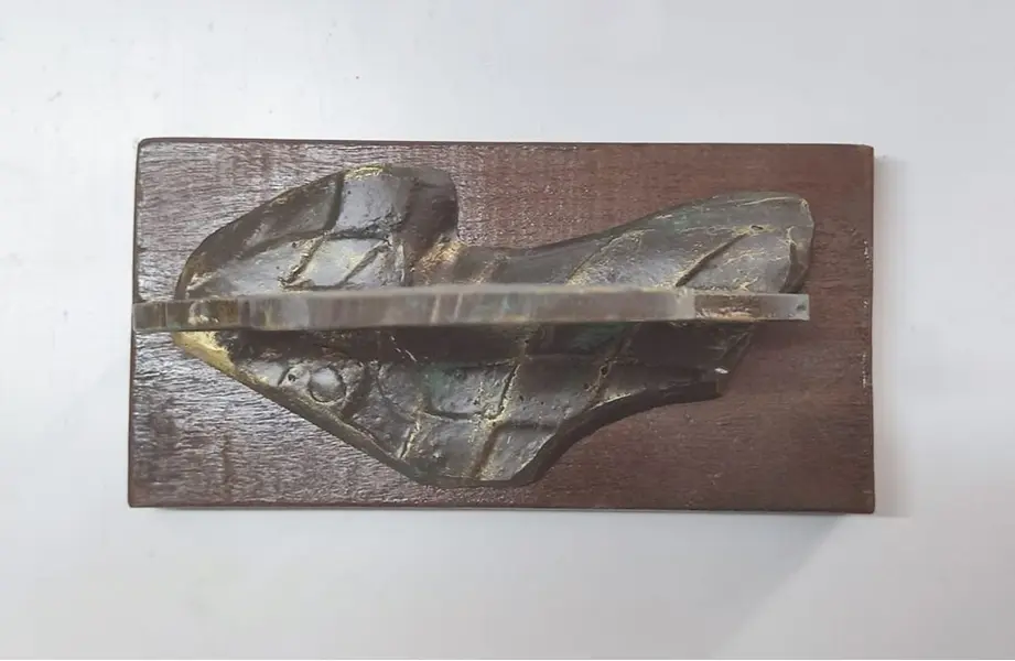 Foto de um(a) Escultura O Ciclista em Resina e Imbuia, Década de 1980, da categoria de Escultura. O ciclista: escultura em resina com pátina bronze envelhecido, base em imbuia. Década de 1980 não apresenta registro do... Mostrado de uma perspectiva diferente. Vendido no marketplace Trésors.