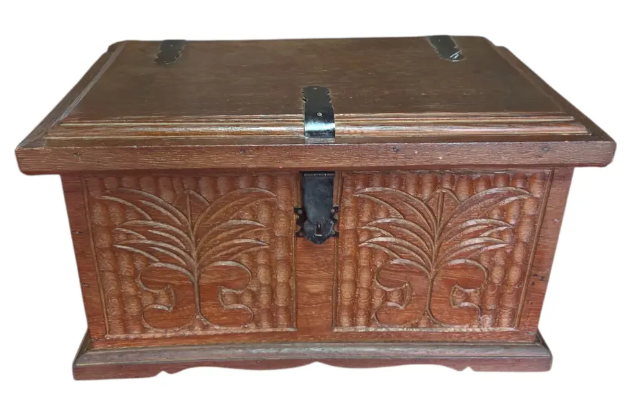 Foto de um(a) Pequeno Baú em Madeira Maciça com Esculturas em Relevo, da categoria de Baús. Este charmoso baú em madeira maciça apresenta um trabalho artesanal rico em detalhes. A face frontal e as laterais são... Mostrado de uma perspectiva diferente. Vendido no marketplace Trésors.