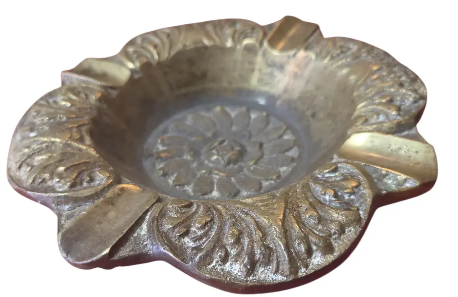 Foto de um(a) Cinzeiro em Bronze – Design Floral, da categoria de Cinzeiros. Elegância e durabilidade se unem neste cinzeiro circular em bronze trabalhado. O fundo exibe uma belíssima flor central em... Vendido no marketplace Trésors.