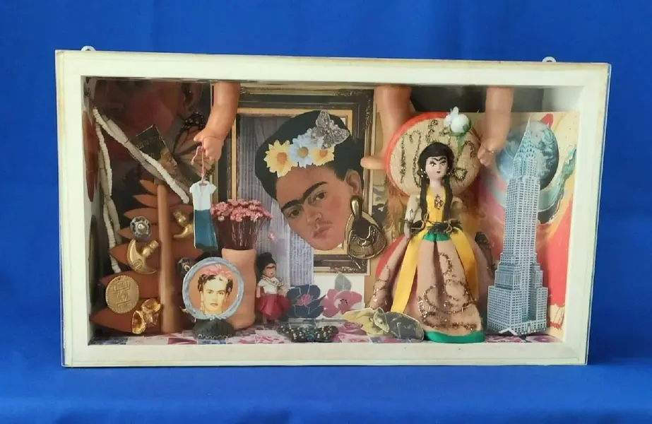 Foto de um(a) Diorama Frida Khalo, da categoria de Outros objetos decorativos. Diorama frida: a vida de frida khalo retratada pelo olhar do designer marcelus ribas, peça única. Caixas em mdp com vidro... Mostrado de uma perspectiva diferente. Vendido no marketplace Trésors.