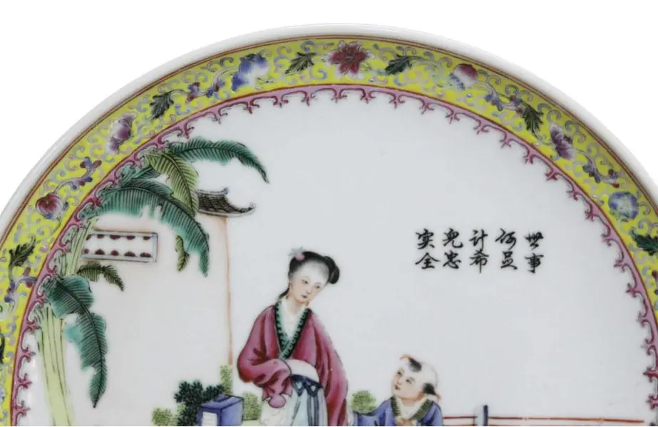 Foto de um(a) Prato oriental com selo vermelho, da categoria de Pratos Decorativos. Antigo e raro prato oriental, em sólida porcelana com fina pintura manual de cenas típicas, figura bem expressiva e... Mostrado de uma perspectiva diferente. Vendido no marketplace Trésors.