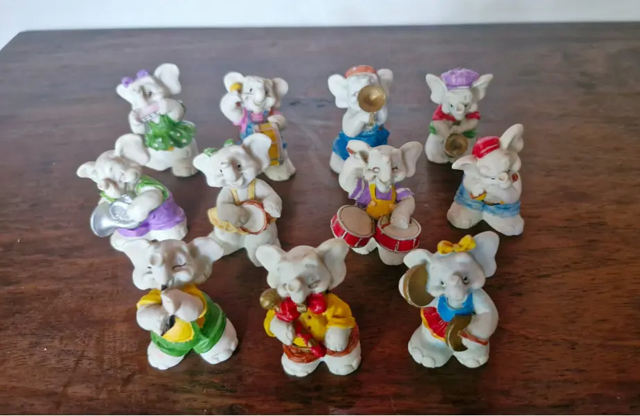 Foto de um(a) Rara Coleção de Elefantinhos Músicos, da categoria de Modelos e estatuetas. Raríssima coleção com 11 elefantinhos músicos, de 1994, todos em resina. Acompanha também 2 coelhinhos em resina. Medindo... Mostrado de uma perspectiva diferente. Vendido no marketplace Trésors.