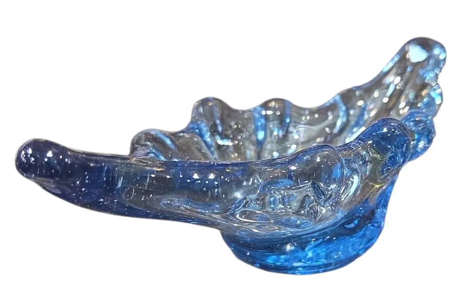 Foto de um(a) Cinzeiro em Cristal Murano Azul, da categoria de Cinzeiros. Adicione um toque de cor e brilho ao seu décor com este cinzeiro em Cristal Murano. Com seu design robusto e lapidação... Mostrado de uma perspectiva diferente. Vendido no marketplace Trésors.