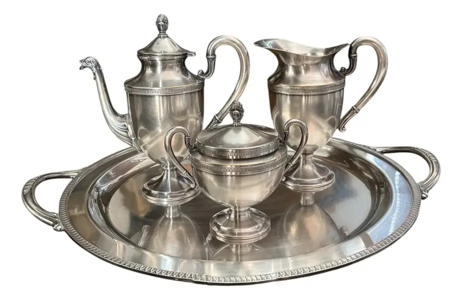 Foto de um(a) Antigo Conjunto De Café Chá Bandeja Bule Em Prata Eberle, da categoria de Conjuntos de café e chá. ~ Eberle Silverplated ~Antigo e elegante conjunto de chá composto por quatro peças, sendo elas; uma bandeja, um bule, uma... Vendido no marketplace Trésors.