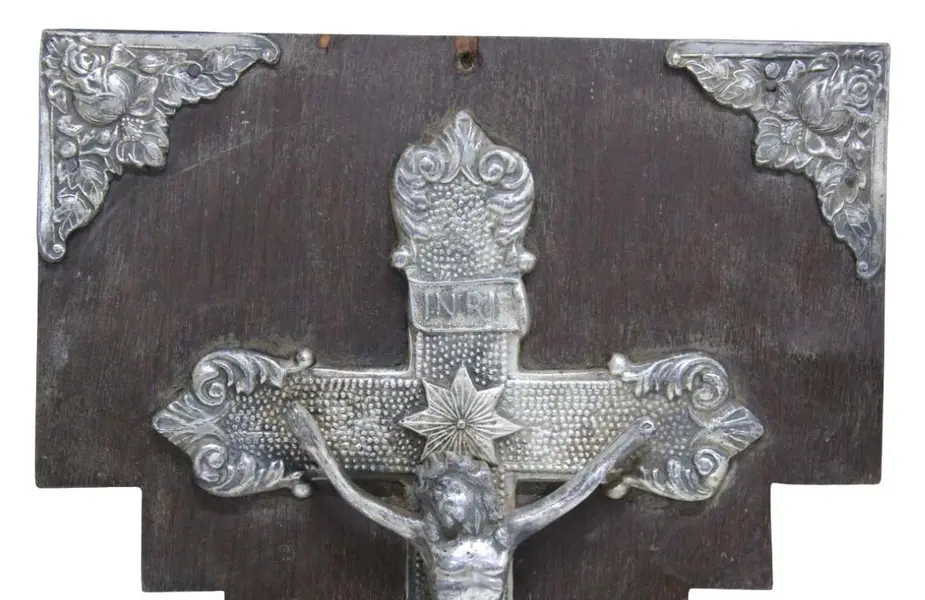 Foto de um(a) Crucifixo com base em madeira, da categoria de Objetos religiosos e espirituais. ARTE SACRA - Crucifixo com base em madeira escura. A cruz possui imagem de Cristo em relevo, com detalhes florais nos quatro... Mostrado de uma perspectiva diferente. Vendido no marketplace Trésors.