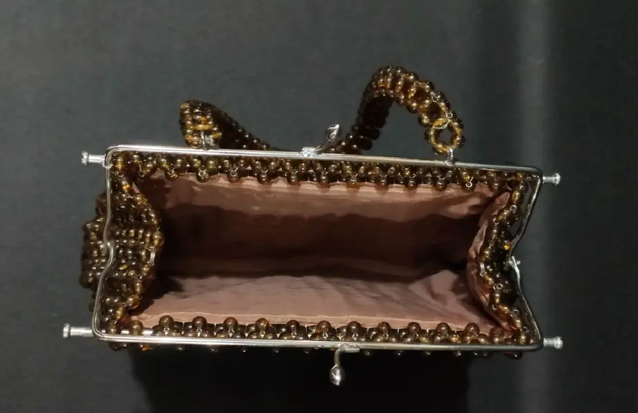Foto de um(a) Bolsa Miçangas Âmbar Anos 60, da categoria de Bolsas. Bolsa com fecho metálico com missangão trabalhado na cor âmbar trabalhado, alça também em missangão, década de 1960. A: 15... Mostrado de uma perspectiva diferente. Vendido no marketplace Trésors.