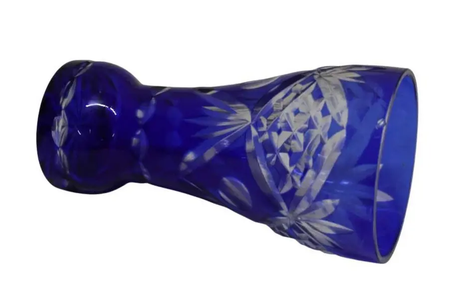 Foto de um(a) Vaso Cônico Em Cristal Double, da categoria de Vasos. Vaso cônico em cristal azul double com lapidações manuais. Medidas 18A X 9D. Em bom estado com pequeno bicado na borda. Mostrado de uma perspectiva diferente. Vendido no marketplace Trésors.