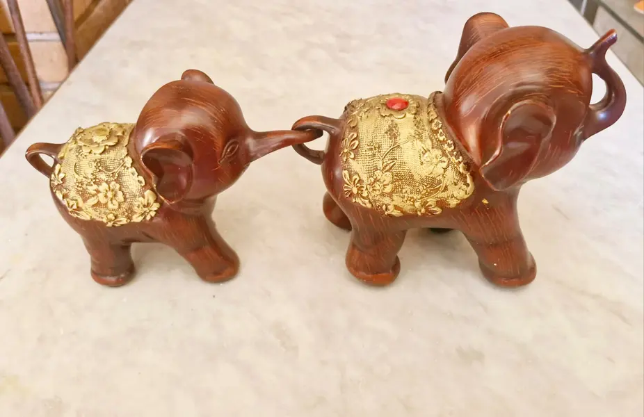 Foto de um(a) Lindos Elefantes Vintages de Bali, da categoria de Modelos e estatuetas. Este par de elefantes representa a Comunhão Espiritual e a Gratidão. O Arco da Conexão: Quando colocados de frente, as... Mostrado de uma perspectiva diferente. Vendido no marketplace Trésors.