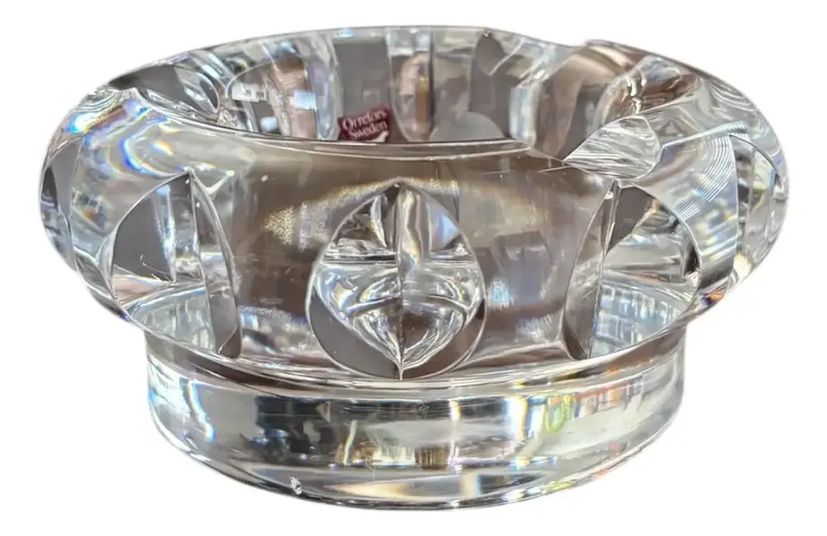 Foto de um(a) Antigo Cinzeiro Art Deco Para Charuto Cristal Orrefors, da categoria de Cinzeiros. ~ Orrefors ~ Aproximadamente 2kg de puro cristal sueco, de ótima qualidade, ricamente lapidado à mão, lindo brilho natural.... Vendido no marketplace Trésors.