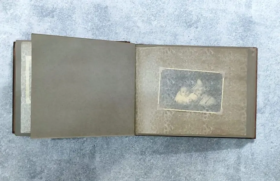 Foto de um(a) Álbum de Fotografias com Marchetaria, Década de 1950, da categoria de Álbuns e álbuns de fotografia. Álbum de fotografias com capa e contra capa com marchetaria dos anos 1950. Com 22 folhas cartonadas intercalando com papel... Mostrado de uma perspectiva diferente. Vendido no marketplace Trésors.
