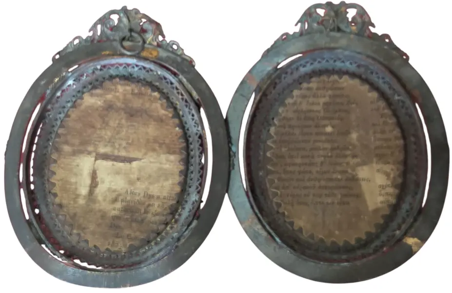 Foto de um(a) Par de Miniaturas Antigas - Retratos Nobres em Molduras de Metal Trabalhado, da categoria de Porta retratos. Este conjunto traz a elegância das miniaturas clássicas, apresentando retratos de um casal com indumentária de época. São... Mostrado de uma perspectiva diferente. Vendido no marketplace Trésors.