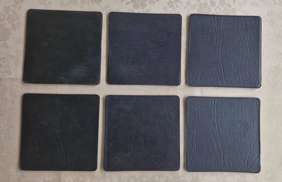 Foto de um(a) Belo conjunto de porta-copos - Pinturas francesas de Edgar Degas, da categoria de Porta-copos. Lindo conjunto de 6 porta-copos em couro, representando pinturas do artista francês Edgar Degas, um impressionista do século... Mostrado de uma perspectiva diferente. Vendido no marketplace Trésors.