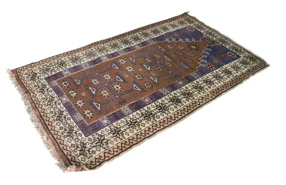 Foto de um(a) Tapete Persa Artesanal Geométrico Marrom E Azul, da categoria de Tapetes. Tapete persa em tons de marrom, mostarda e azul, com decoração geométrica. Necessita refazer as franjas. Medidas 1,45C X... Vendido no marketplace Trésors.