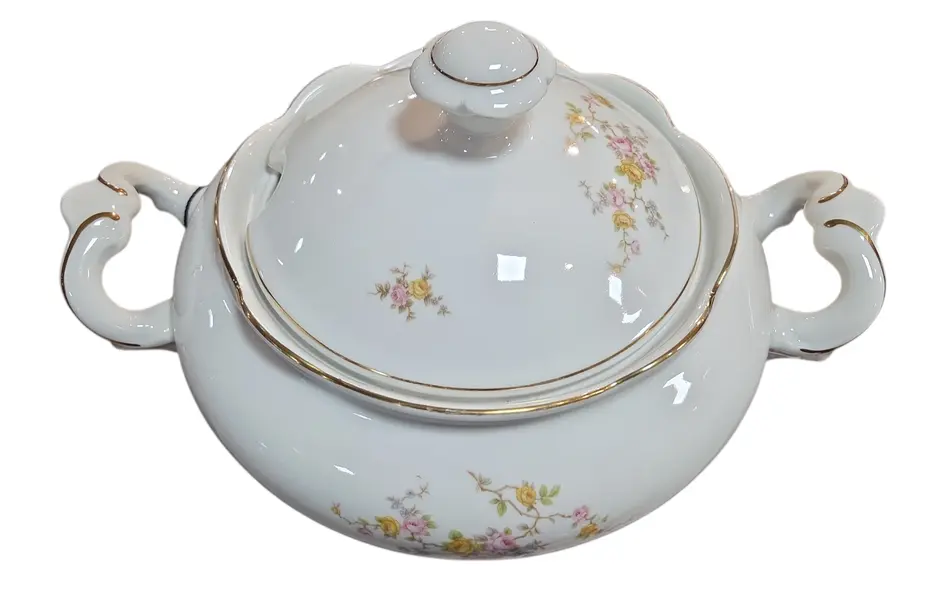 Foto de um(a) Raridade: Aparelho de Jantar Porcelana Renner (Porto Alegre) – 42 Peças – Floral com Filetes a Ouro, da categoria de Conjuntos de servir. Composição Completa (42 Peças): 12 Pratos Rasos 12 Pratos Fundos 12 Pratos de Sobremesa 01 Sopeira Grande com Tampa 03... Mostrado de uma perspectiva diferente. Vendido no marketplace Trésors.