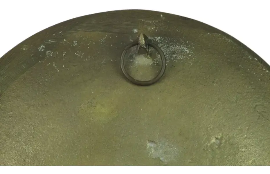 Foto de um(a) Prato em bronze maciço, da categoria de Pratos Decorativos. Sólido prato redondo em bronze maciço com cenas típicas em alto relevo com delicada fundição. Possui gancho para fixação de... Mostrado de uma perspectiva diferente. Vendido no marketplace Trésors.