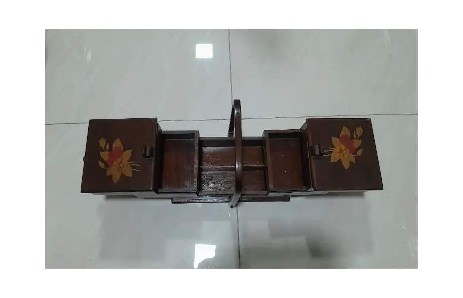 Foto de um(a) CAIXA DE COSTURA ANTIGA EM MADEIRA NOBRE – PEÇA DE LUXO • RARO & COLECIONÁVEL, da categoria de Cestos e Caixas. Caixa (originalmente) de costura em madeira acabamento clássico marchetaria floral artesanal na tampa modelo sanfona... Mostrado de uma perspectiva diferente. Vendido no marketplace Trésors.